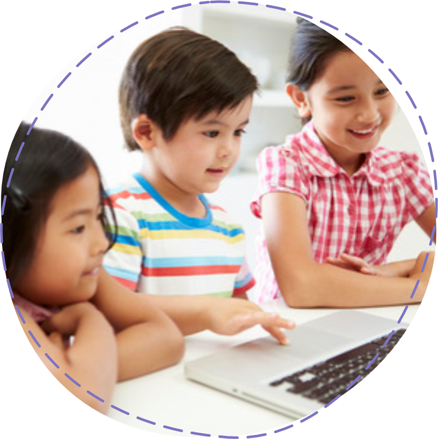 Niños jugando con la laptop